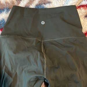 Lululemon size 4 army green cropped leggings